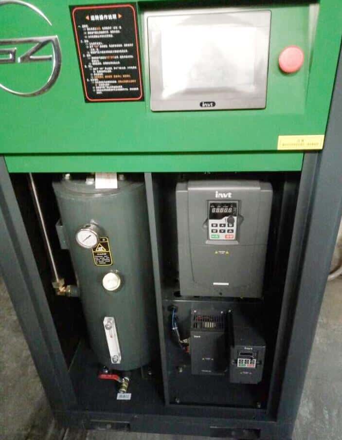 薩震服務工程師在安裝調(diào)試機器