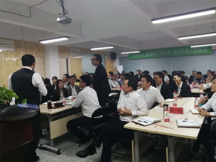 薩震銷售精英積極回答問題