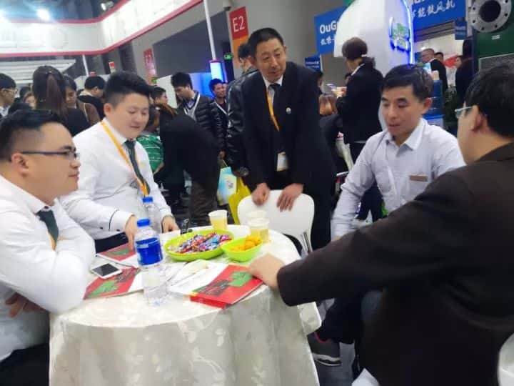 薩震空壓機(jī)工作人員與訪客洽談