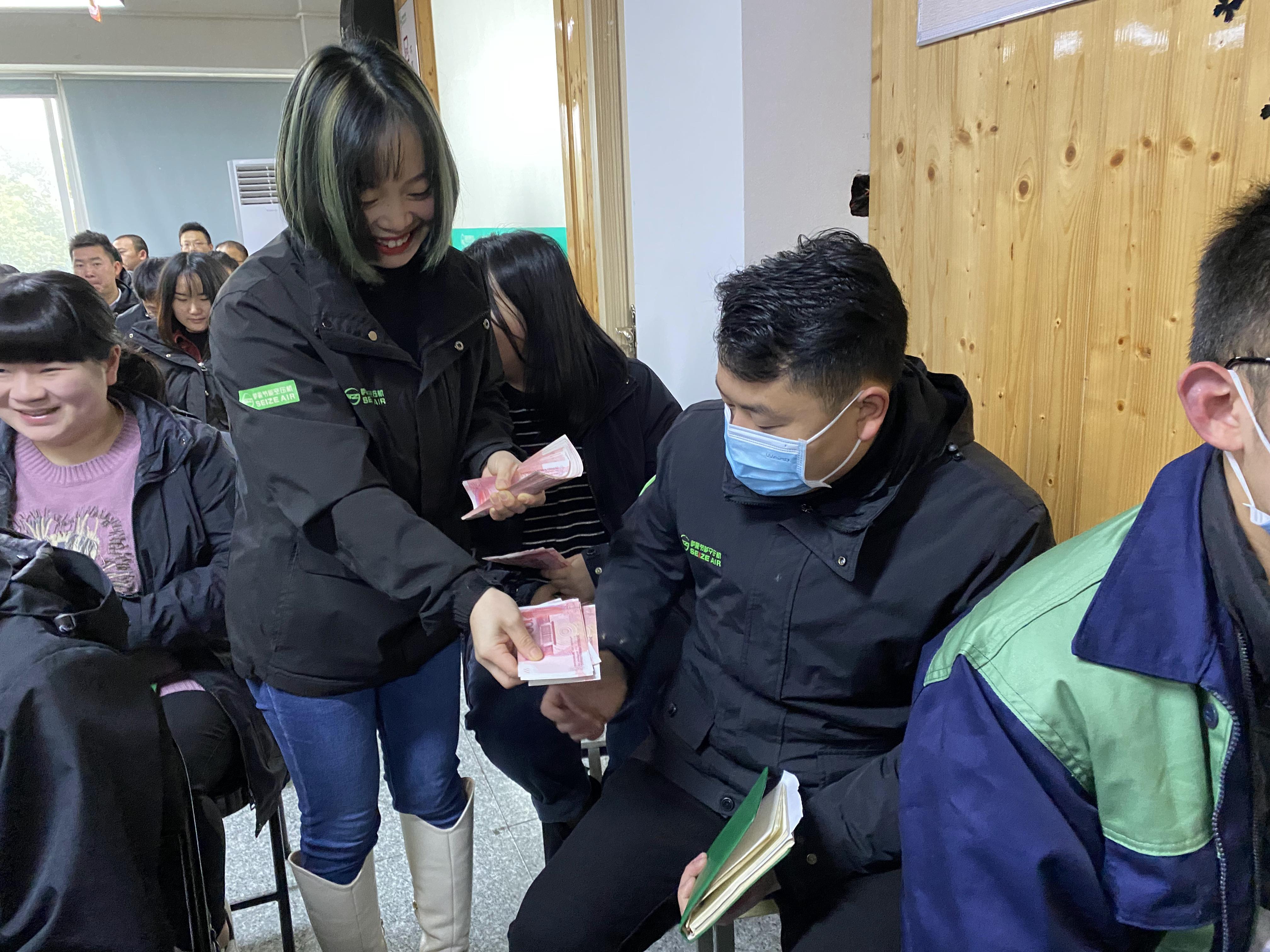 薩震節(jié)能空壓機(jī)發(fā)紅包現(xiàn)場