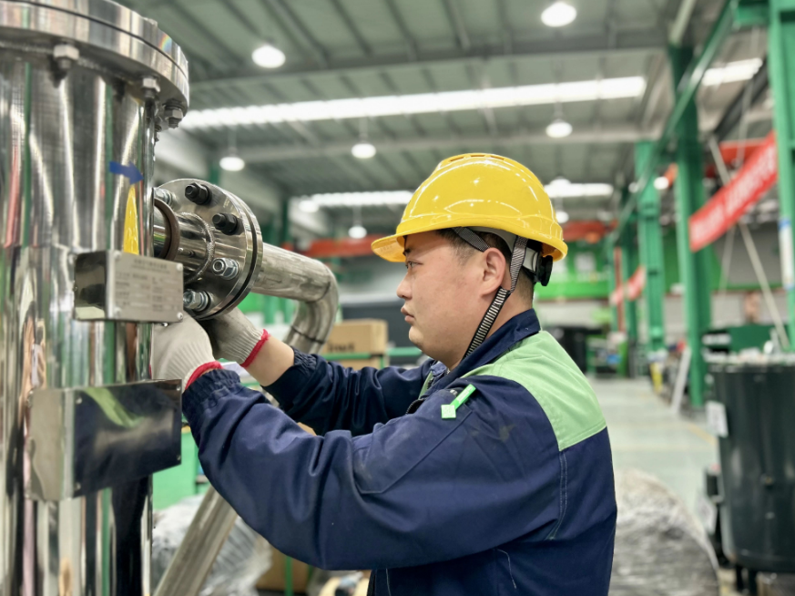 薩震節(jié)能空壓機(jī)車(chē)間工作